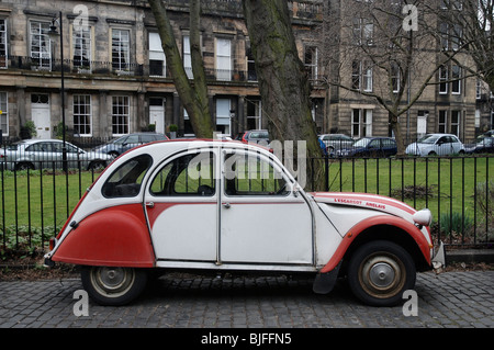 Citroen 2CV mit der Aufschrift "l ' Escargot Anglais" in Edinburghs Neustadt geparkt. Stockfoto