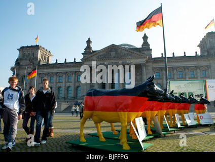 Modelle der lebensgroße Kühe vom European Milk Board vor dem Reichstag, Berlin, Deutschland Stockfoto