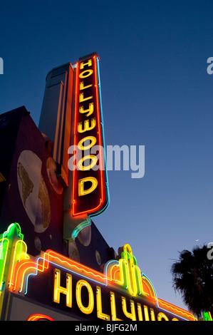 Hollywood-Film-Theater-Neon-Schild in der Nacht Stockfoto