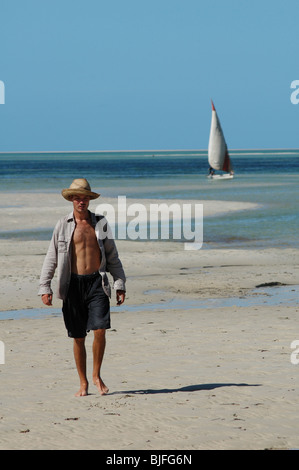 Vilankulo Strand, Blick auf das türkisfarbene Wasser in Richtung der Inseln des Bazaruto Archipels. Vilankulo, Mosambik. Stockfoto