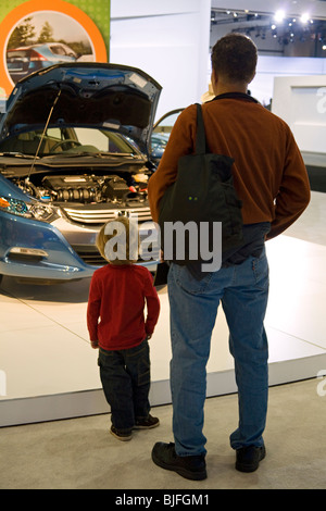 Vater und Sohn vor Honda Insight Hybrid. Alternativen Kraftstoffen betriebene Fahrzeuge in 2009 Los Angeles Auto Show, Kalifornien, USA Stockfoto