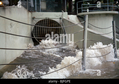 Regen Wasser Leergut aus Sturm Rohre in Ballona Creek, ein neun-Meilen-Wasserstraße, die das Los Angeles Becken entwässert. Culver City Stockfoto