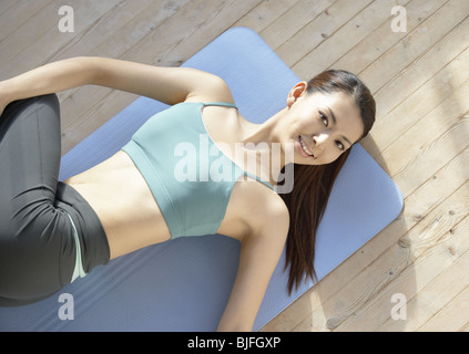 Junge Frau beim yoga Stockfoto