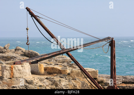 Alten Stahl "A" Rahmen für die Senkung des Angelboote/Fischerboote ins Meer von Clif top Portland Dorset England uk gb Stockfoto