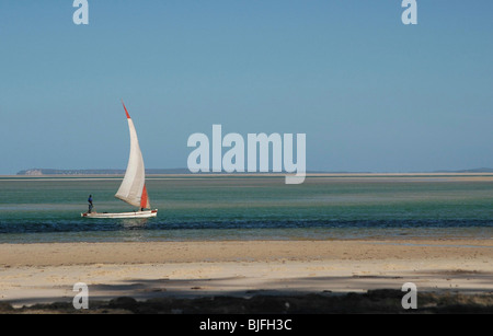 Vilankulo Strand, Blick auf das türkisfarbene Wasser in Richtung der Inseln des Bazaruto Archipels. Vilankulo, Mosambik Stockfoto