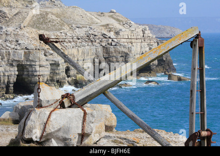 Alten Stahl "A" Rahmen für die Senkung des Angelboote/Fischerboote ins Meer von Clif top Portland Dorset England uk gb Stockfoto