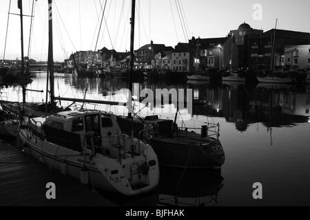 Abenddämmerung schwarz / weiß Bild Weymouth Hafen Boote Dorset England uk gb Stockfoto