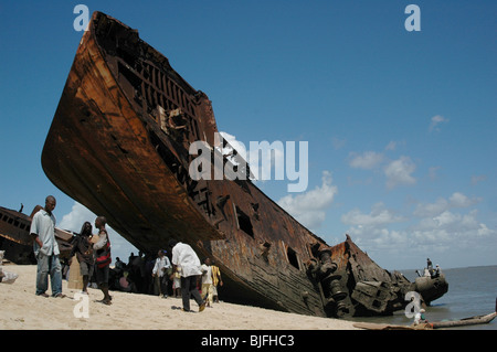 Ein Schiffswrack am Strand von Beira. Beira, Mosambik, Afrika © Demelza Cloke Stockfoto