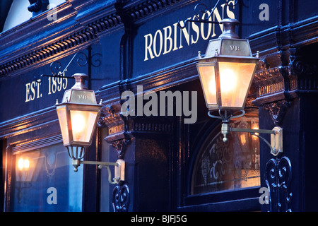 Kutsche Lichter außerhalb Robinsons Public House auf Great Victoria Street, Belfast, Nordirland Stockfoto