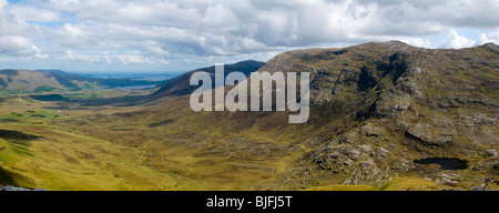 Binn Mhór über den Maumeen Pass, Maumturk Mountains, Connemara, County Galway, Irland Stockfoto