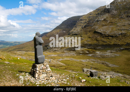 Statue von Saint Patrick auf dem Gipfel des Maumeen Pass, Maumturk Mountains, Connemara, County Galway, Irland Stockfoto