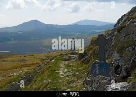 Kreuze markieren zwei Stationen des Kreuzes, Maumeen Pass, Maumturk Mountains, Connemara, County Galway, Irland Stockfoto