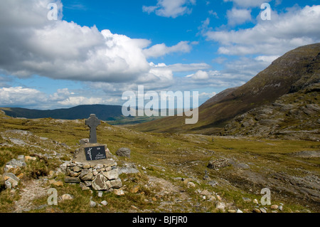 A cross-Kennzeichnung eines der Kreuzweg, Maumeen Pass, Maumturk Mountains, Connemara, County Galway, Irland Stockfoto