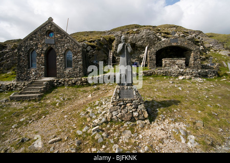 Kapelle, Statue des Heiligen Patrick, und Altar, Maumeen Pass, Maumturk Mountains, Connemara, County Galway, Irland Stockfoto