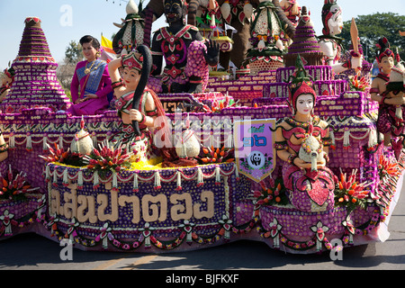 Chiangmai Blumenarstellung, alte und moderne Blumenkunst, täglich dekoriert, Parade von Schwielen mit bunten Blumen; Chiang Mai, Thailand Stockfoto