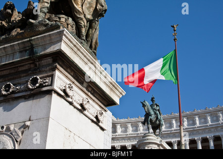 Il Vittoriano, Altare Delle Patria. Faschistischen Denkmal. Italienische Flagge am Denkmal "Altare della Patria". Rom, Italien Stockfoto