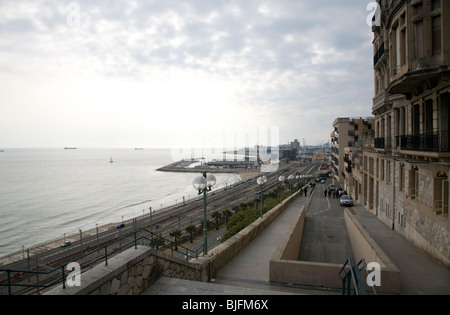 Blick vom Balcó de Mediterrani in Richtung Bahngleise und Meer, Tarragona Stockfoto