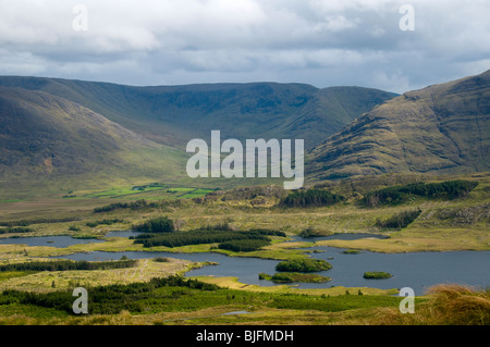 Das Maumtrasna-Plateau in den Partry Mountains über Lough Tawnyard, von den Sheeffry Hügeln, County Mayo, Irland Stockfoto