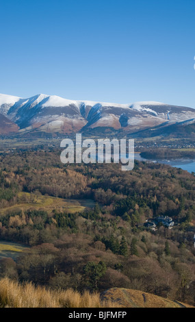 Der Schnee gekrönt Skiddaw-Massivs von Cat Glocken Stockfoto