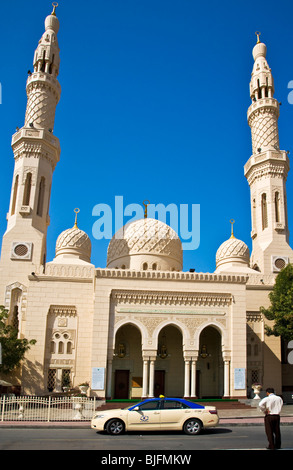 Taxi Parken außerhalb der Jumeirah-Moschee in Dubai, Vereinigte Arabische Emirate, Vereinigte Arabische Emirate Stockfoto