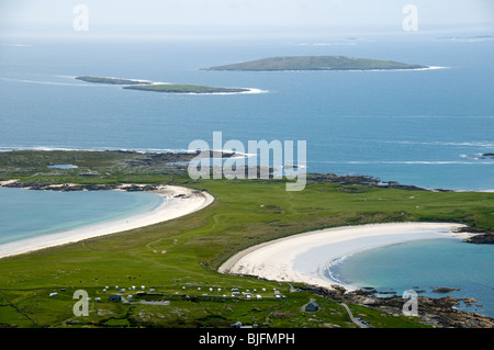 Die Halbinsel Iorras Beag und Tombolo vom Erresbeg Berg, in der Nähe von Roundstone, Connemara, County Galway, Irland Stockfoto