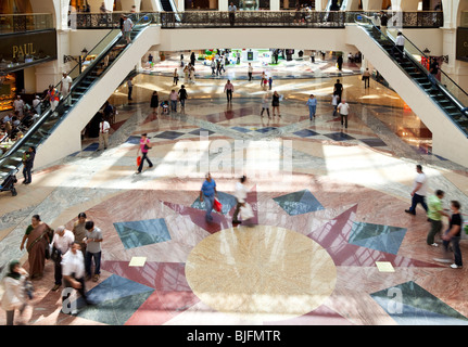 Innenraum der Emirates Mall, eines der größten Einkaufszentren der Welt in Dubai, Vereinigte Arabische Emirate, Vereinigte Arabische Emirate Stockfoto