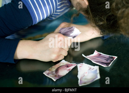 Foto von Ex-Freund Etc zerreißt: Modell veröffentlicht Stockfoto