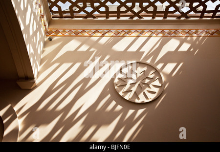 Muster von Licht und Schatten an der Wand in der Emirates Mall, Dubai, Vereinigte Arabische Emirate, UAE Stockfoto