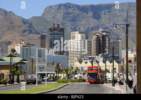Rote Hop-on Hop-off-Sightseeing-Bus in die Innenstadt von Kapstadt Südafrika Stockfoto