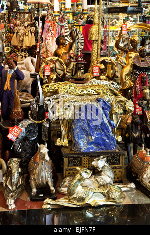 Ein Souvenir und Ornament Shop im arabischen Souk Bereich der Emirates Mall in Dubai, Vereinigte Arabische Emirate, Vereinigte Arabische Emirate Stockfoto