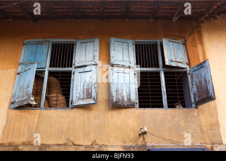 Indien, Kerala, Kochi, Mattancherry, Jewtown, Architektur, zwei blau lackiert, shuttered Fenster Stockfoto