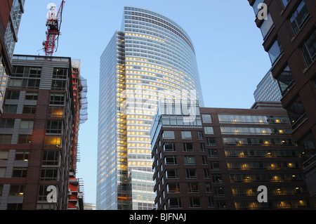 Goldman Sachs Hauptsitz in Battery Park City ist umgeben von Mehrfamilienhäusern mit mehr im Bau. Stockfoto