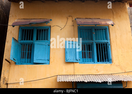 Indien, Kerala, Kochi, Mattancherry, Jewtown, Architektur, zwei blau lackiert, shuttered Fenster Stockfoto