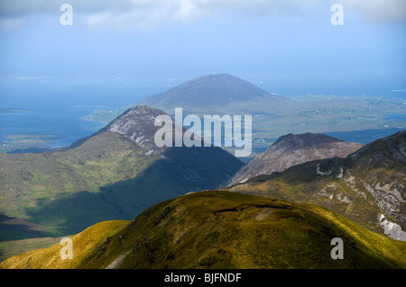 Tully Berg und Diamond Hill aus Benbaun in der Twelve Bens Palette, Connemara, County Galway, Irland Stockfoto