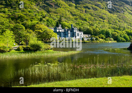 Kylemore Abbey und Kylemore Lough, Connemara, County Galway, Irland Stockfoto