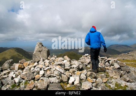 Ein Wanderer auf dem Gipfel des Benbaun in der Twelve Bens Palette, Connemara, County Galway, Irland Stockfoto