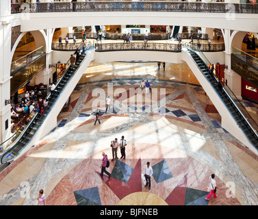 Innenraum der Emirates Mall, eines der größten Einkaufszentren der Welt in Dubai, Vereinigte Arabische Emirate, Vereinigte Arabische Emirate Stockfoto