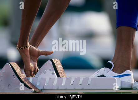 Nahaufnahme des Sprinters durch den Startblock Stockfoto