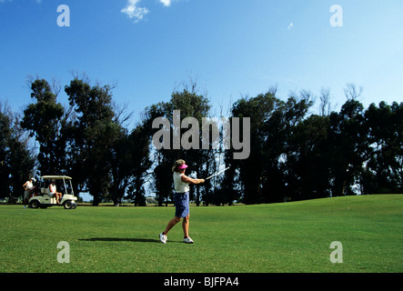 Golfer in Aktion auf einem Golfplatz Stockfoto