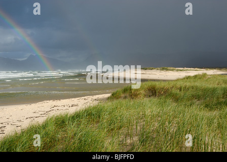 Regenbogen am Ozean von bewölktem, Hermanus, South Western Cape, Südafrika Stockfoto