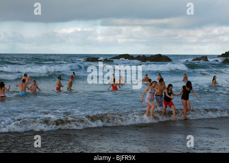 Weihnachtstag Schwimmen am Crooklets Strand, Bude, Cornwall. Stockfoto