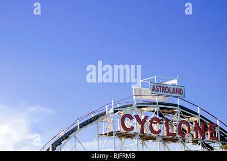 Spitze der Cyclone Roller Coater auf Astroland, Vergnügungspark Coney Island, New York - September 2009 Stockfoto