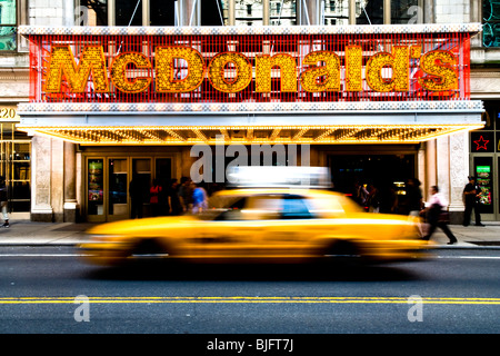 Yellow Cab, MCDonald's Flagship restaurant-Off Time Square in New York City - Sept. 2009 Stockfoto