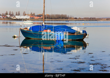 Yachten ankern hinter Eastney spucken, Langstone Harbour, Portsmouth, Hampshire, UK Stockfoto