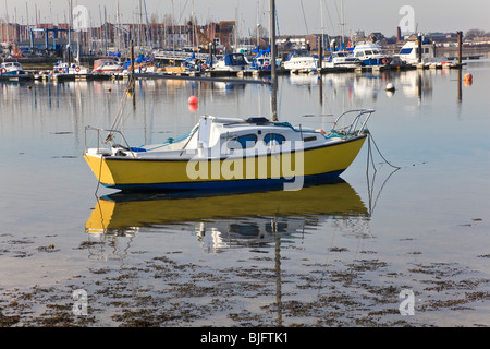 Yachten ankern hinter Eastney spucken, Langstone Harbour, Portsmouth, Hampshire, UK Stockfoto