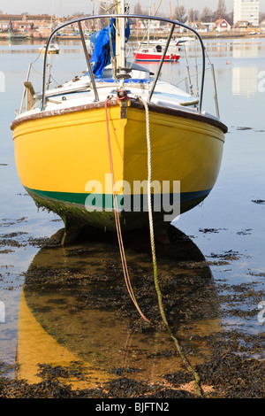 Yachten ankern hinter Eastney spucken, Langstone Harbour, Portsmouth, Hampshire, UK Stockfoto