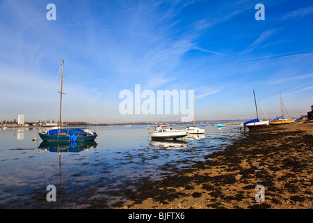 Yachten ankern hinter Eastney spucken, Langstone Harbour, Portsmouth, Hampshire, UK Stockfoto