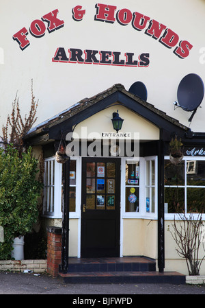 Eingang zu den Fox and Hounds Pub hat, Wiltshire, England, UK Stockfoto