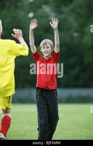 Jungen Fußball spielen Stockfoto