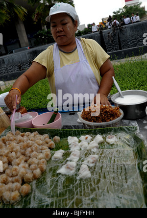 Dame kochen Khao Gaeb Pak Mor (auch bekannt als Reis Haut Knödel) Bangkok Straßenszene, Bangkok, thailand Stockfoto